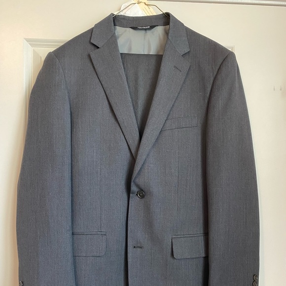 Men’s Gray Jos A. Bank Suit - Picture 1 of 6